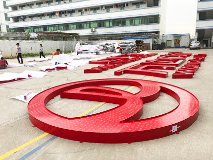 幕墻發(fā)光字廠家制作現(xiàn)場丨萬達(dá)發(fā)光字制作現(xiàn)場