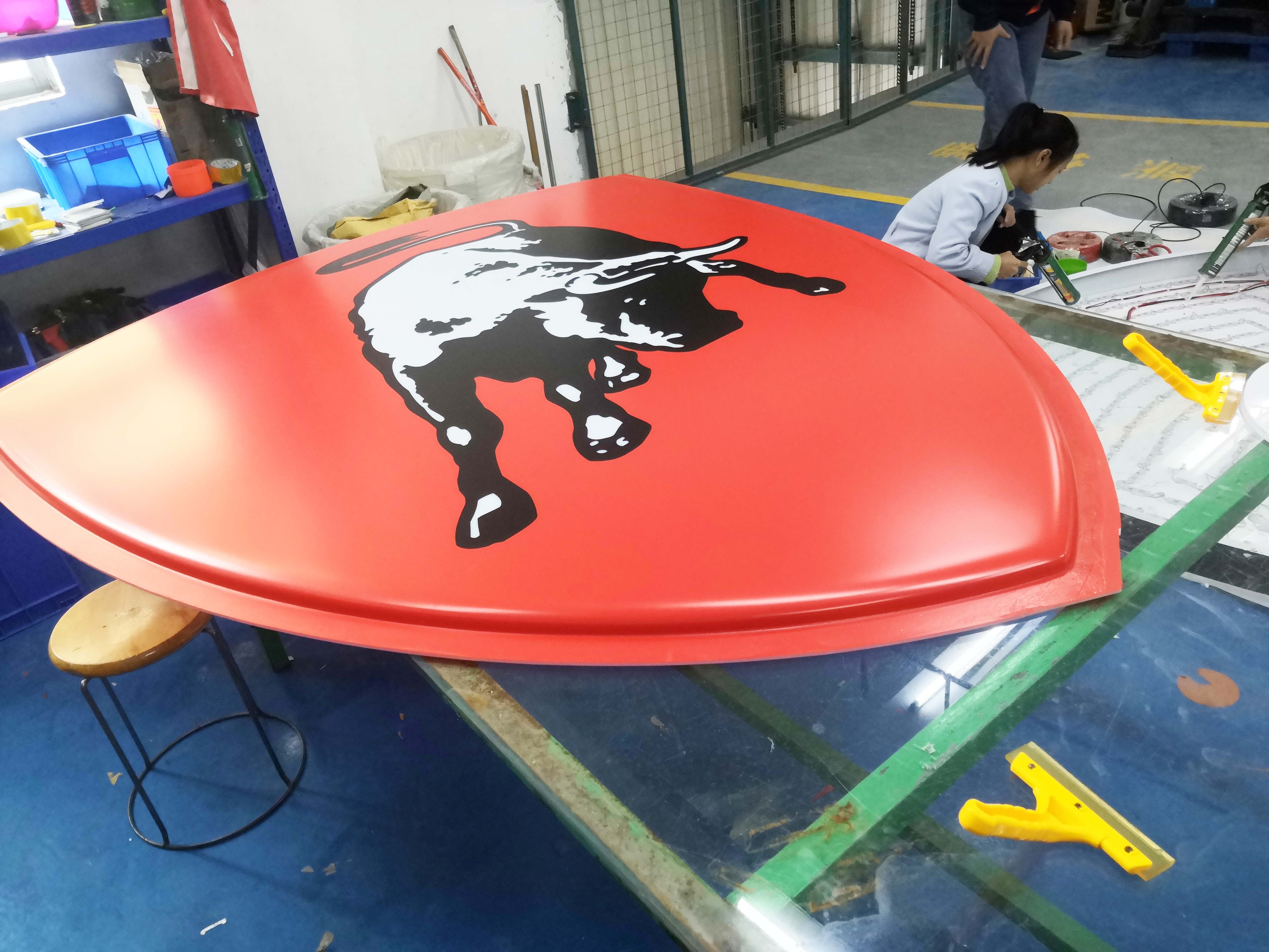高空吸塑發(fā)光字的制作工藝復(fù)雜嗎？