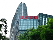 玻璃幕墻發(fā)光字燈光是不是越亮越好？玻璃幕墻發(fā)光字怎么找專業(yè)廠家？