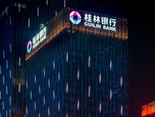玻璃幕墻發(fā)光字怎么安裝在已完工的大廈？玻璃幕墻發(fā)光字報價清單是怎樣的？